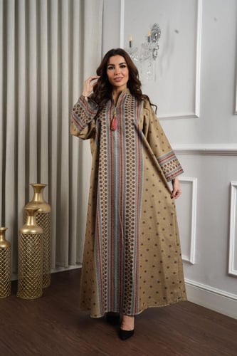 جلابية كشميري فاخرة مزينة بأنماط وزخارف مستوحاة من...