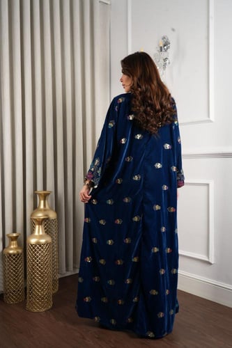 جلابية مخمل فخمة وناعمة بتطريز كثيف وملون على الصد...