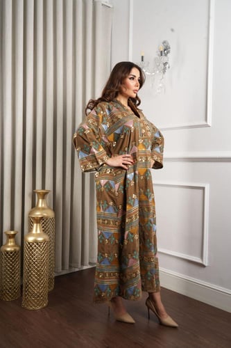 جلابية مخمل فضفاضة فخمة مزينة بنقوش بالطابع التراث...