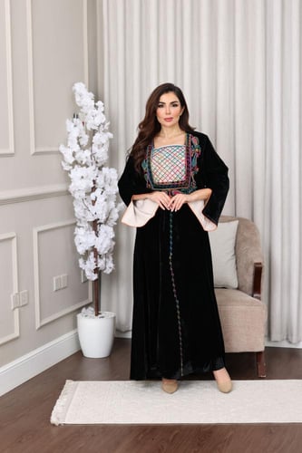 جلابية مخمل فاخرة بلمعة راقية وتطريز يدوي ملون على...