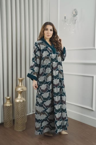 جلابية مخمل بتصميم واسع مريح منقش بزخارف كبيرة