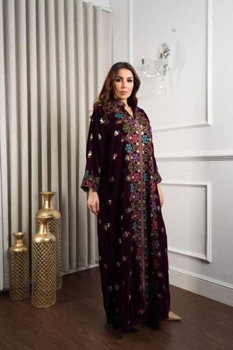 جلابية مخمل فخمة وناعمة بتطريز كثيف وملون على الصد...