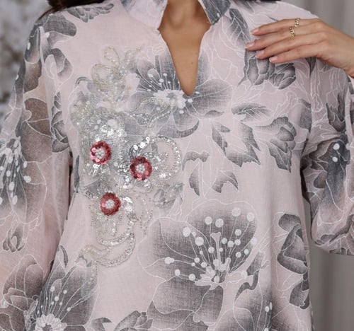 جلابية لينن فاخرة بنقشة ورود وتطريز يدوي لامع بتفا...