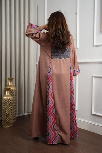 جلابية كشميري بقصة واسعة مريحة مع تفاصيل زخرفية مم...