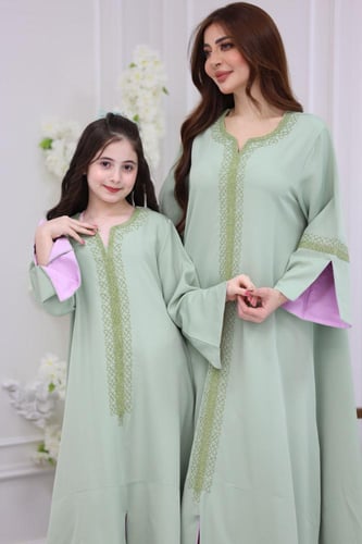 جلابية كريب ( بناتي ) بتطريز كمبيوتر على الصدر