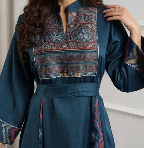 جلابية كشميري بقصة واسعة مريحة مع تفاصيل زخرفية مم...