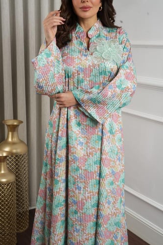 جلابية قطنية واسعة منقوشة بالزهور ومطرزة بخطوط لام...