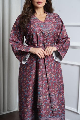 جلابية كشميري فاخرة بنقوش أزهار مطرزة بالفصوص