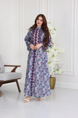 جلابية قطن مطبوع بقصة واسعة وتطريز ناعم