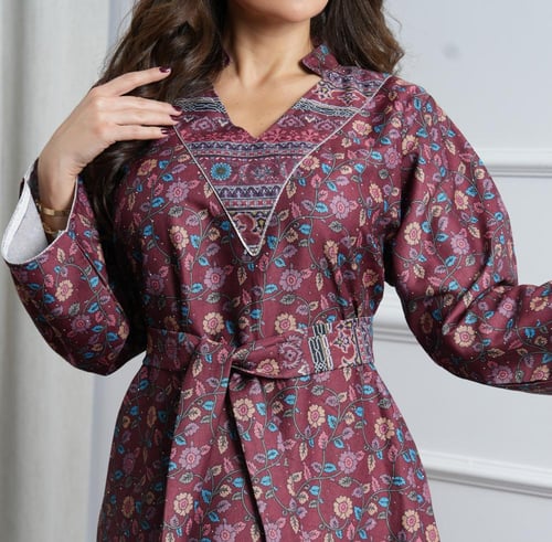 جلابية كشميري فاخرة بنقوش أزهار مطرزة بالفصوص