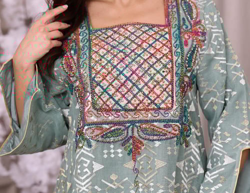 جلابية جاكار بنقشة لامعة وتطريز تراثي ملون على الص...