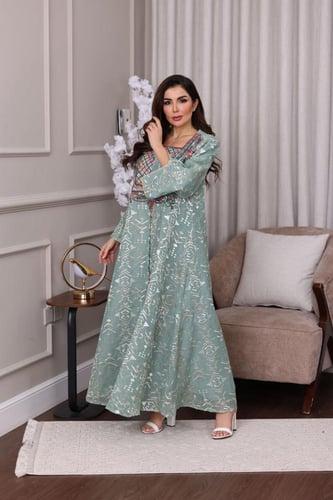 جلابية جاكار بنقشة لامعة وتطريز تراثي ملون على الص...