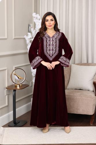 جلابية مخمل فاخرة مطرزة بنقوش تراثية على الصدر وال...