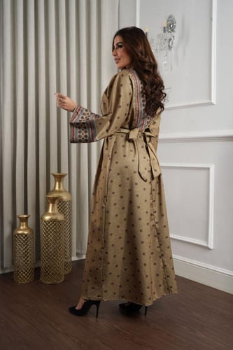 جلابية كشميري فاخرة مزينة بأنماط وزخارف مستوحاة من...