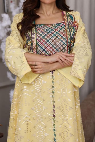 جلابية جاكار بنقشة لامعة وتطريز تراثي ملون على الص...