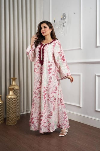 جلابية قطنية بطبعة أزهار ناعمة وتطريز مغربي