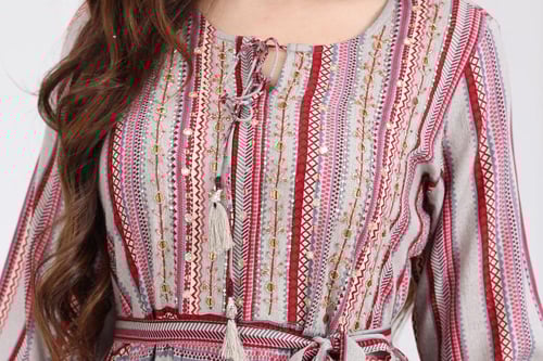 جلابية رايون قطن منقوش بتطريز خفيف على الصدر