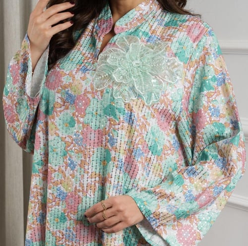 جلابية قطنية واسعة منقوشة بالزهور ومطرزة بخطوط لام...