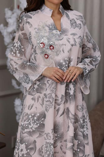 جلابية لينن فاخرة بنقشة ورود وتطريز يدوي لامع بتفا...