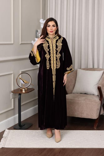 جلابية مخمل فاخرة مطرزة بنقوش ذهبية