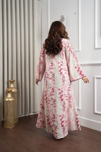 جلابية قطنية بطبعة أزهار ناعمة وتطريز مغربي