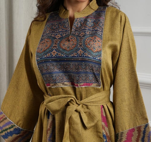 جلابية كشميري بقصة واسعة مريحة مع تفاصيل زخرفية مم...