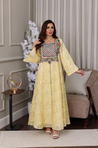 جلابية جاكار بنقشة لامعة وتطريز تراثي ملون على الص...