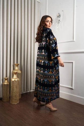 جلابية مخمل فضفاضة فخمة مزينة بنقوش بالطابع التراث...