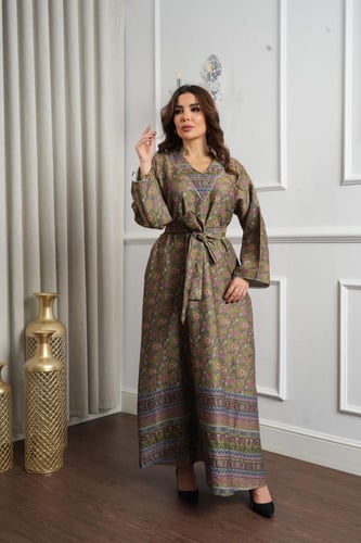 جلابية كشميري فاخرة بنقوش أزهار مطرزة بالفصوص