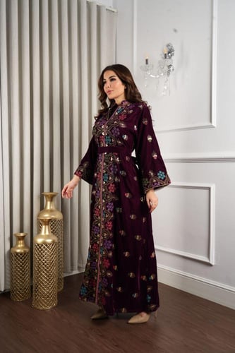 جلابية مخمل فخمة وناعمة بتطريز كثيف وملون على الصد...