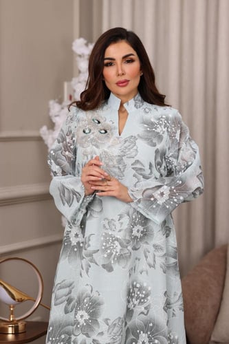 جلابية لينن فاخرة بنقشة ورود وتطريز يدوي لامع بتفا...