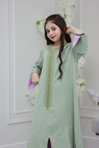 جلابية كريب ( بناتي ) بتطريز كمبيوتر على الصدر