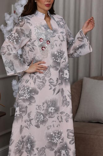 جلابية لينن فاخرة بنقشة ورود وتطريز يدوي لامع بتفا...