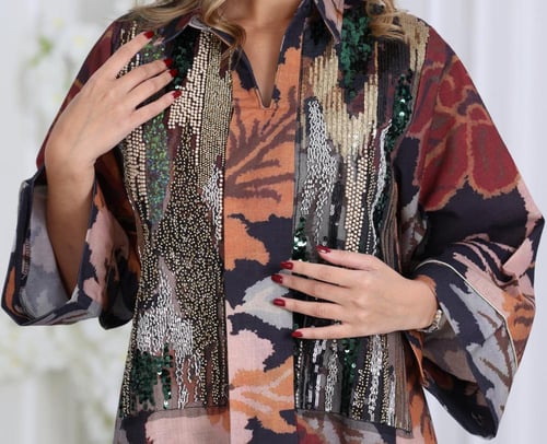 جلابية لينن فاخرة بنقشة أوراق وتطريز لامع بقصة واس...