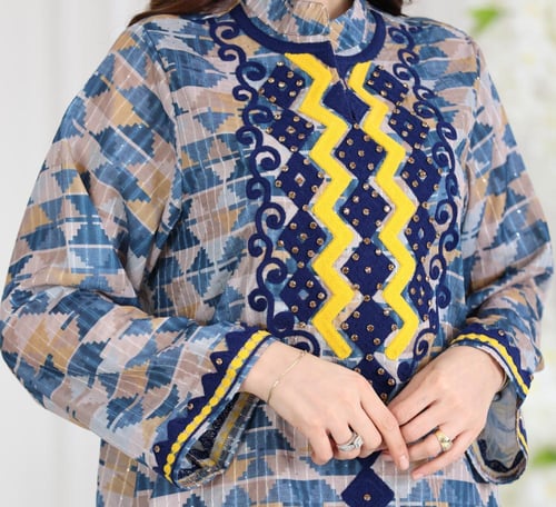 جلابية قطن مطبوع بقصة واسعة وتطريز ناعم