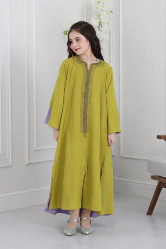 جلابية كريب ( بناتي ) بتطريز كمبيوتر على الصدر