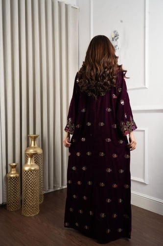 جلابية مخمل فخمة وناعمة بتطريز كثيف وملون على الصد...