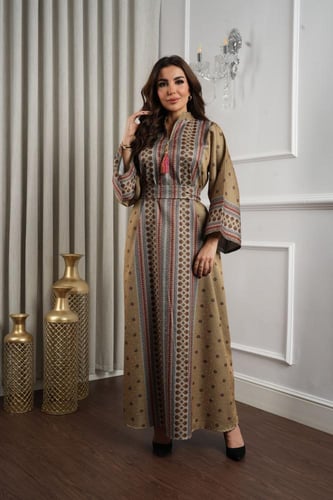 جلابية كشميري فاخرة مزينة بأنماط وزخارف مستوحاة من...