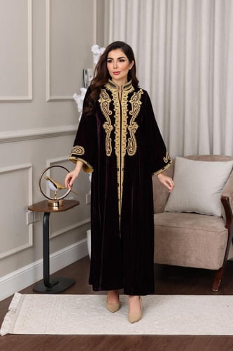 جلابية مخمل فاخرة مطرزة بنقوش ذهبية