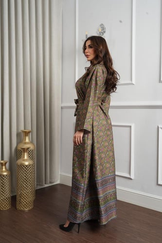 جلابية كشميري فاخرة بنقوش أزهار مطرزة بالفصوص