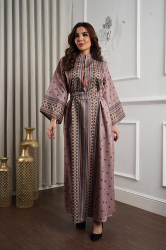 جلابية كشميري فاخرة مزينة بأنماط وزخارف مستوحاة من...