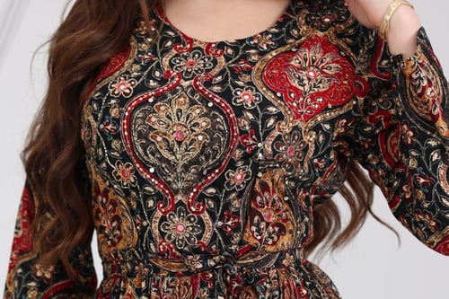 جلابية رايون قطن منقوش بتطريز خفيف على الصدر