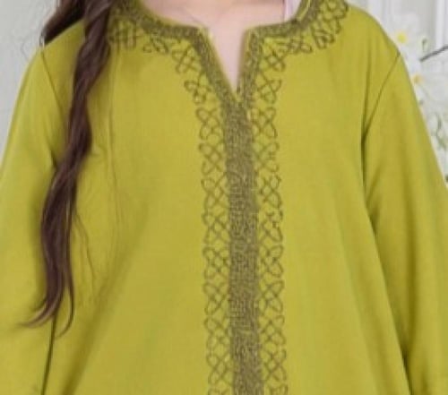 جلابية كريب ( بناتي ) بتطريز كمبيوتر على الصدر