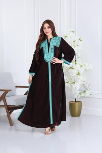 جلابية مخمل فاخرة بتطريز يدوي على الصدر وتصميم واس...