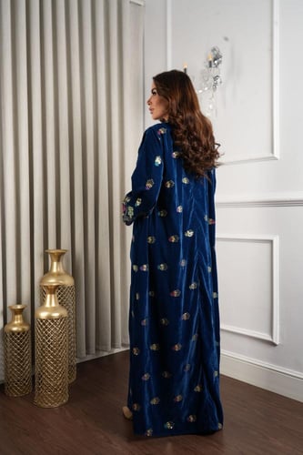 جلابية مخمل فخمة وناعمة بتطريز كثيف وملون على الصد...