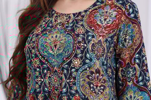 جلابية رايون قطن منقوش بتطريز خفيف على الصدر