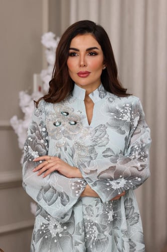 جلابية لينن فاخرة بنقشة ورود وتطريز يدوي لامع بتفا...