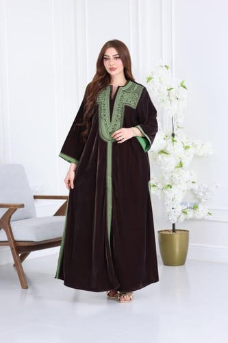 جلابية مخمل فاخرة بتطريز يدوي على الصدر وتصميم واس...