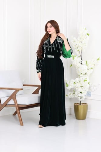 جلابية مخمل سهرة مطرزة يدويًا بتفاصيل خرز لامعة وت...