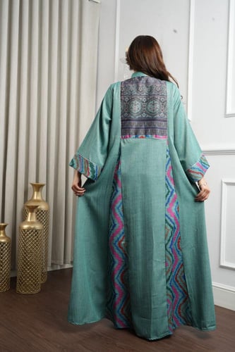 جلابية كشميري بقصة واسعة مريحة مع تفاصيل زخرفية مم...